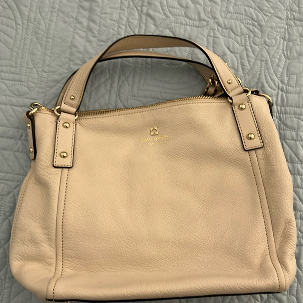 EUC Kate Spade purse. Light tan / cream pebbled leather with gold tone hardware.